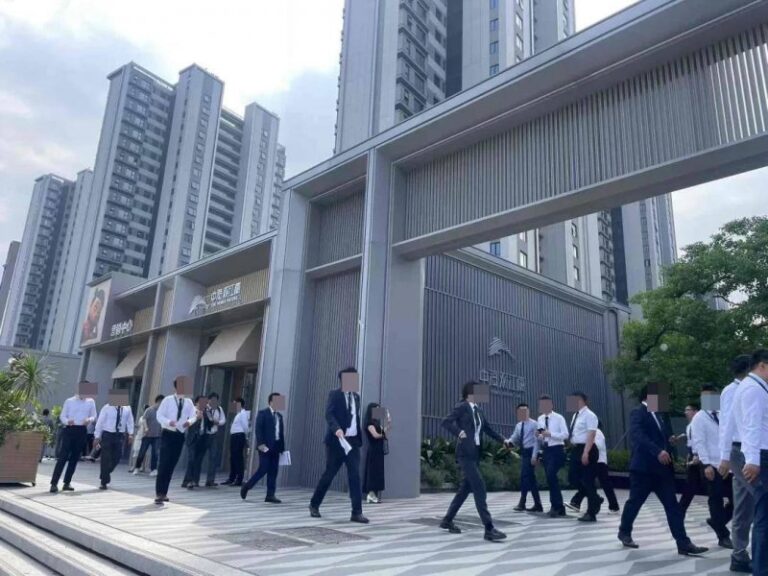 北京八达岭长城上机器人组团“出道”